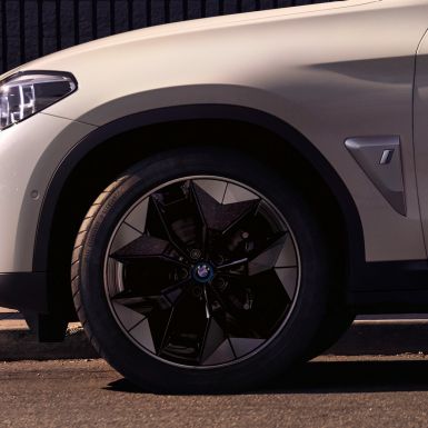 Aerodinamiski diski, BMW iX3, G08, metāliska krāsa, tuvplāns, disks Aerodinamiski diski, BMW iX3, G08, 2020, metāliska Mineral White krāsa, tuvplāns, disks, virsbūve