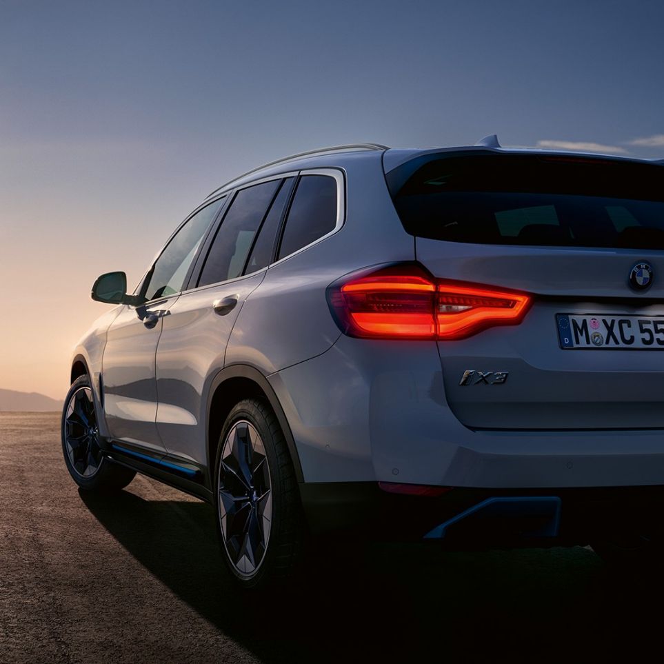BMW iX3 G08, trīs ceturtdaļu skats no aizmugures uz ceļa BMW iX3, G08, 2020, metāliska Mineral White krāsa, trīs ceturtdaļu aizmugures skats uz ceļa