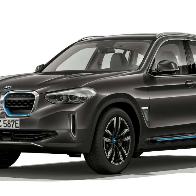 BMW iX3, G08, 2020, Inspiring modelis, trīs ceturtdaļu priekšpuses skats BMW iX3, G08, 2020, Inspiring modelis, Sophisto Grey krāsa ar mirdzošu efektu, trīs ceturtdaļu priekšpuses skats