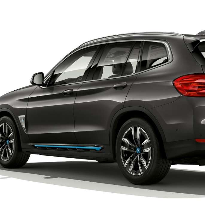 BMW iX3, G08, 2020, Inspiring modelis, trīs ceturtdaļu aizmgures skats BMW iX3, G08, 2020, Inspiring modelis, Sophisto Grey krāsa ar mirdzošu efektu, trīs ceturtdaļu aizmugures skats