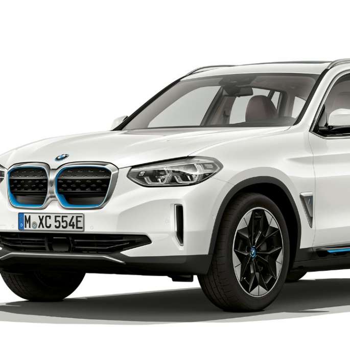 BMW iX3, G08, Impressive modelis, trīs ceturtdaļu priekšpuses skats BMW iX3 G08, 2020, Impressive modelis, metāliska Mineral White krāsa, trīs ceturtdaļu priekšpuses skats