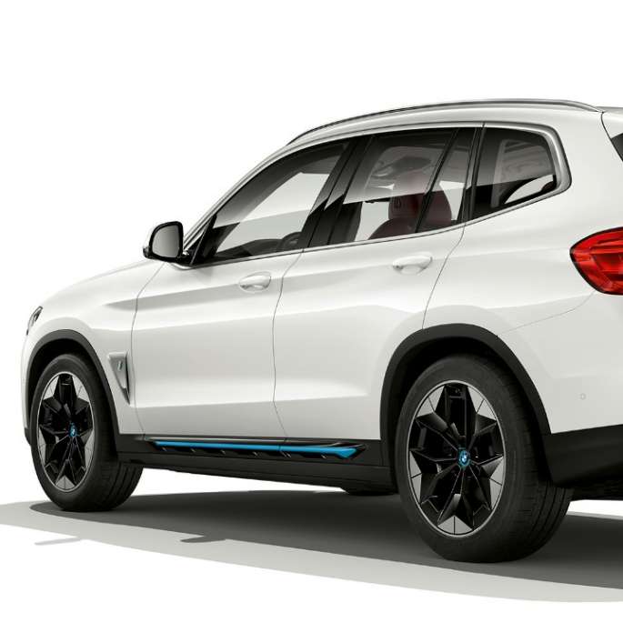 BMW iX3, G08, Impressive modelis, trīs ceturtdaļu aizmugures skats BMW iX3 G08, 2020, Impressive modelis, metāliska Mineral White krāsa, trīs ceturtdaļu aizmugures skats