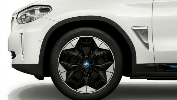 20 collu divtoņu aerodinamiski diski ar 843. stilu, BMW iX3, G08 20 collu divtoņu aerodinamiskie diski ar 843. stilu un dažādu izmēru riepām, BMW iX3, G08, 2020, metāliska Mineral White krāsa, tuvplāns, disks
