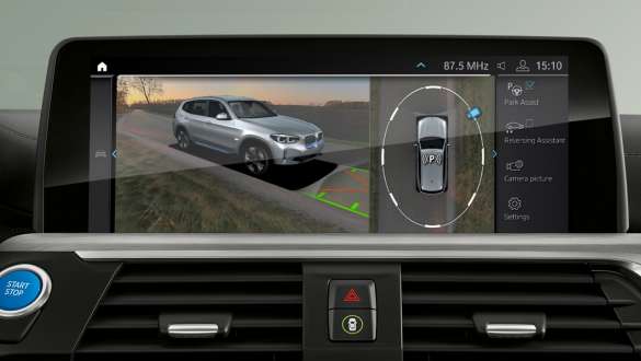 Novietošanas palīgs Plus, BMW iX3, G08 Automobiļa novietošanas palīgs Plus, BMW iX3, G08, 2020, vadības displejs, salons