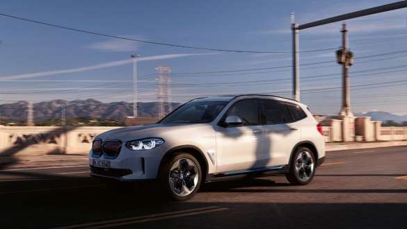 Adaptīvā M balstiekārta, BMW iX3, G08, pa ielu braucošs automobilis Adaptīvā M balstiekārta, BMW iX3, G08, 2020, metāliska Mineral White krāsa, trīs ceturtdaļu priekšpuses skats, pa ielu braucošs automobilis