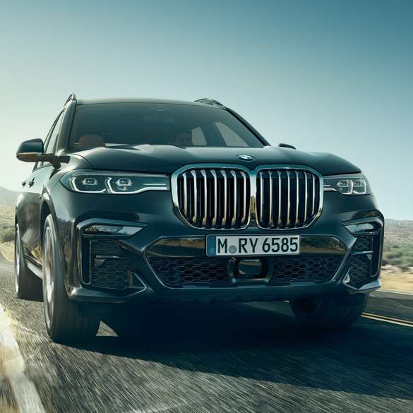 BMW X7 priekšpuse BMW X7 Arctic Grey krāsā, virsbūve, priekšpuse skatā no zemes līmeņa, G07 2019
