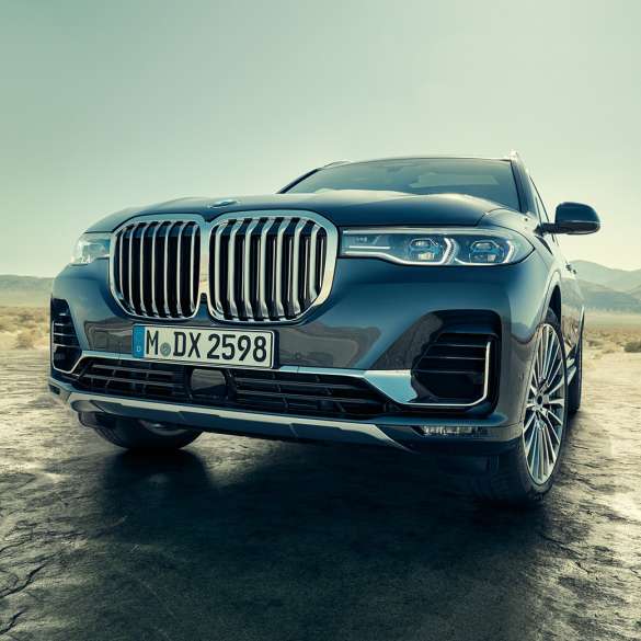 BMW X7 ārējais dizains: ieslīps zema leņķa uzņēmums BMW X7 ārējais dizains: ieslīps zema leņķa uzņēmums no priekšpuses