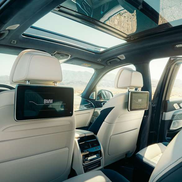 BMW X7 salons BMW X7 salons: perspektīva no trešās sēdekļu rindas