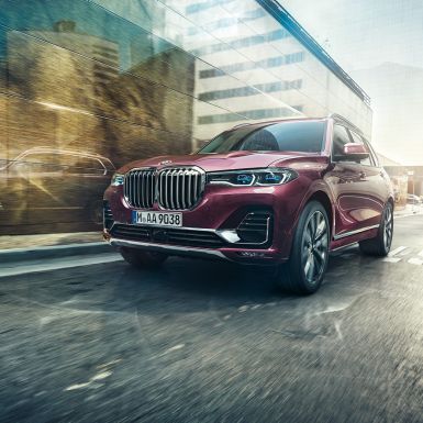 BMW Individual X7 xDrive40i, trīs ceturtdaļu skatā no priekšpuses BMW X7 braucienā, Ametrin metāliskā krāsā no priekšpuses trīs ceturtdaļu skatā