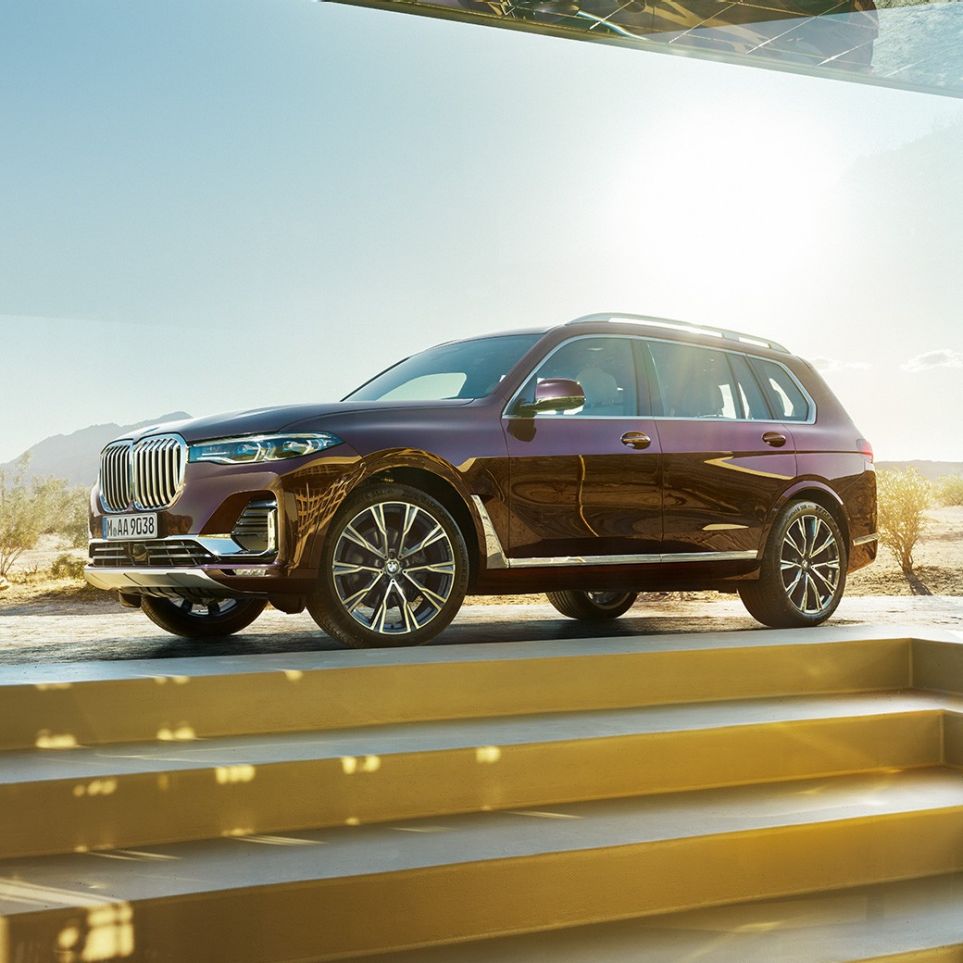 BMW Individual X7 xDrive40i, no sānu perspektīvas BMW X7 metāliskā Ametrin krāsā, stāvošs uz vietas, no sānu perspektīvas, G07 2019