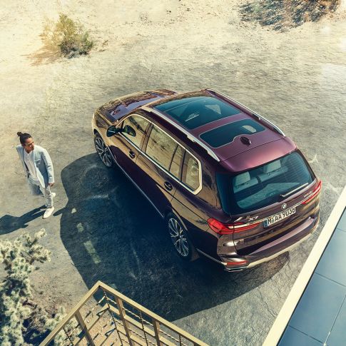 BMW Individual X7 xDrive40i, putna lidojuma perspektīva BMW X7 metāliskā Ametrin krāsā, stāvošs uz vietas, no putna lidojuma perspektīvas, G07 2019