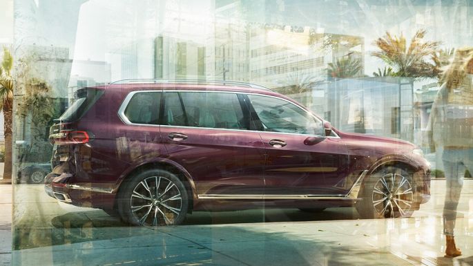 BMW Individual X7 xDrive40i, sānskats Uz vietas stāvošs BMW X7 Ametrin metāliskā krāsā, sānskats