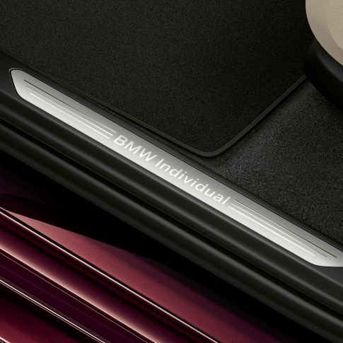 Sliekšņi ar BMW Individual uzrakstu Tuvplānā izgaismoti sliekšņi ar BMW Individual uzrakstu