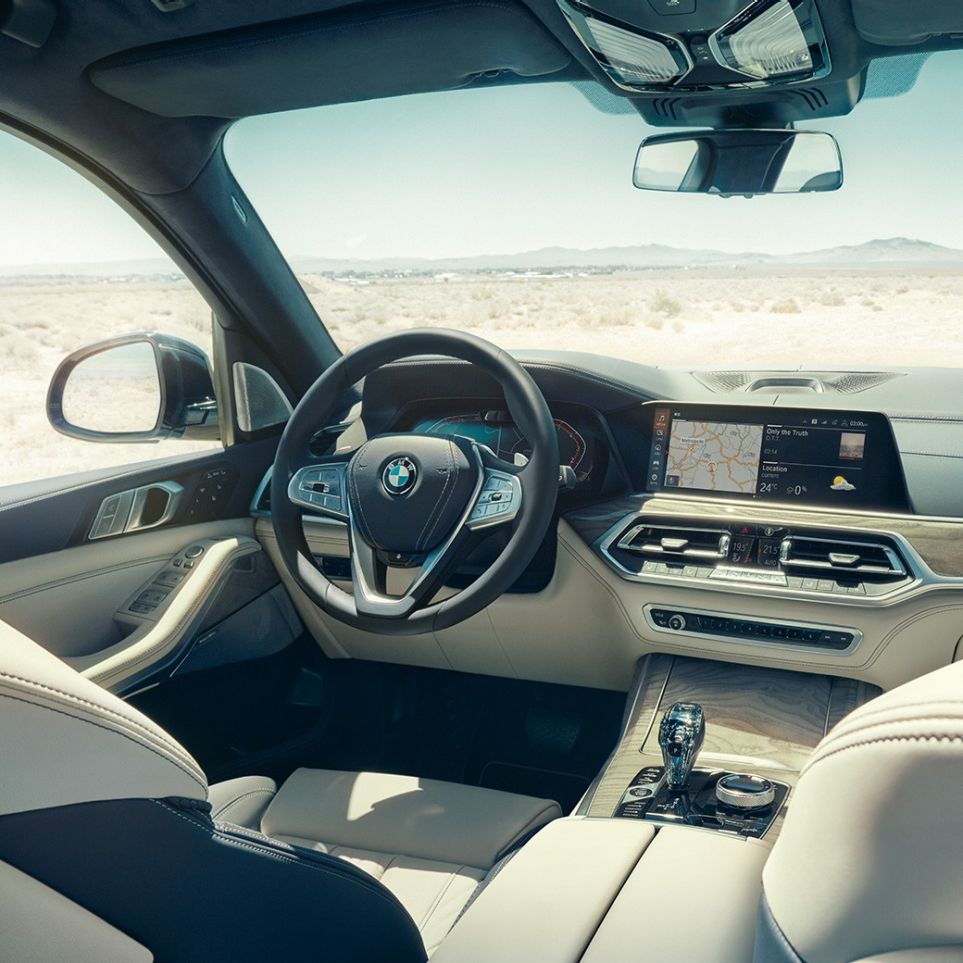 BMW Live kokpits Professional BMW Live kokpits Professional: Skats no aizmugures uz pirmo sēdekļu rindu ar stūri un instrumentu paneli