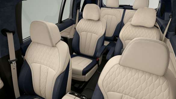 BMW X7 sešvietīgs Ieslīps skats no augšas uz BMW X7 sešām sēdvietām