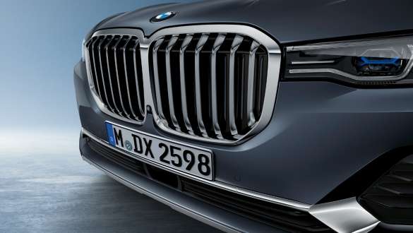 BMW elipsveida režģis BMW X7 priekšējās daļas tuvplāns ar fokusu uz BMW elipsveida režģi