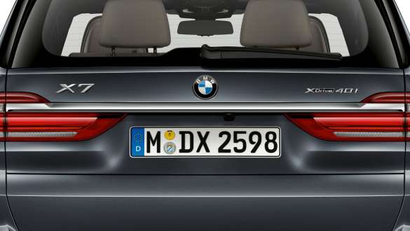 Hromētais stienis aizmugurē BMW X7 hromētā stieņa tuvplāns aizmugurē