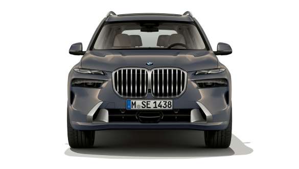 BMW X7, G07, LCI, priekšpuses skats, metāliska Sparkling Copper Grey krāsa BMW X7, G07, LCI, priekšpuses skats, stāvošs automobilis, metāliska Sparkling Copper Grey krāsa