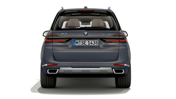 BMW X7, G07, LCI, aizmugures skats, metāliska Sparkling Copper Grey krāsa BMW X7, G07, LCI, aizmugures skats, stāvošs automobilis, metāliska Sparkling Copper Grey krāsa