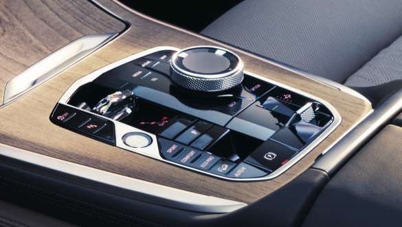 CraftedClarity stikla aplikācija, tuvplāns, BMW X7, G07, LCI CraftedClarity stikla aplikācija vadības centrā, BMW X7, G07, LCI