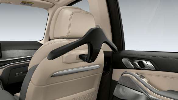 BMW drēbju pakaramais Travel & Comfort sistēmai, BMW X7, G07, LCI, tuvplāns BMW drēbju pakaramais Travel & Comfort sistēmai, BMW X7, G07