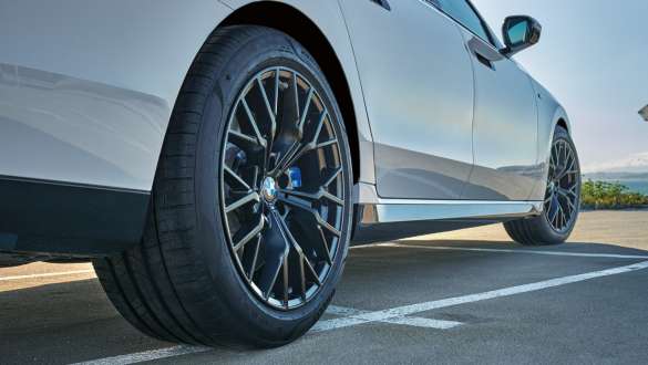 Oriģināls nokomplektēts BMW vasaras ritenis, 19 collu M Performance vieglmetāla disks ar Y-spoke 898 M stilu Frozen Gunmetal krāsā Oriģināls nokomplektēts BMW vasaras ritenis, 19 collu M Performance vieglmetāla disks ar Y-spoke 898 M stilu Frozen Gunmetal krāsā