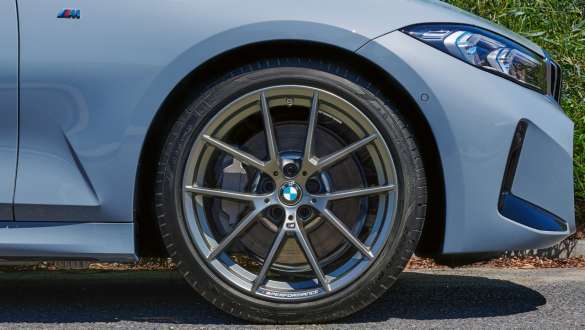 Oriģināls nokomplektēts BMW vasaras ritenis, 21 collas divtoņu M Performance vieglmetāla disks ar Double-spoke 877 M stilu Jet Black uni krāsā Oriģināls nokomplektēts BMW vasaras ritenis, 21 collas divtoņu M Performance vieglmetāla disks ar Double-spoke 877 M stilu Jet Black uni krāsā