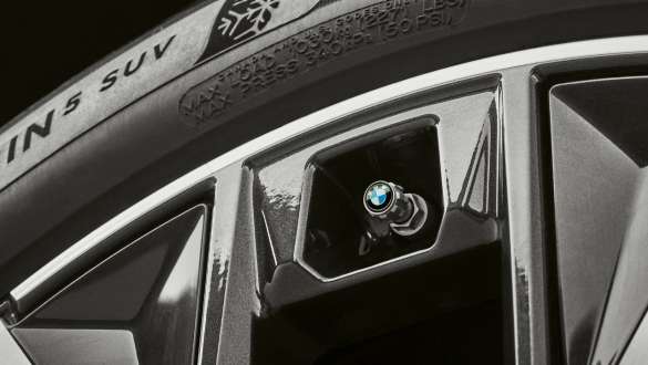 BMW ventiļu vāciņi ar BMW logotipu Tuvplāns, BMW ventiļu vāciņi ar BMW logotipu