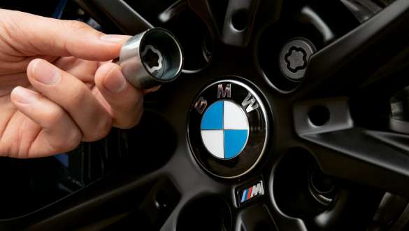 BMW riteņu disku tīrīšanas līdzeklis BMW disku tīrīšanas līdzeklis uz BMW riteņa