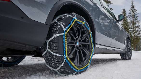BMW sniega ķēdes Comfort Plus BMW sniega ķēdes Comfort Plus uz BMW iX (I20) ar sniegu klātā ceļā