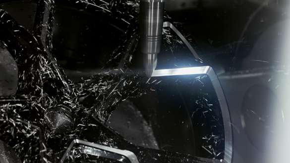 Frēzēta oriģinālā BMW diska tuvplāns Frēzēta oriģinālā BMW diska tuvplāns