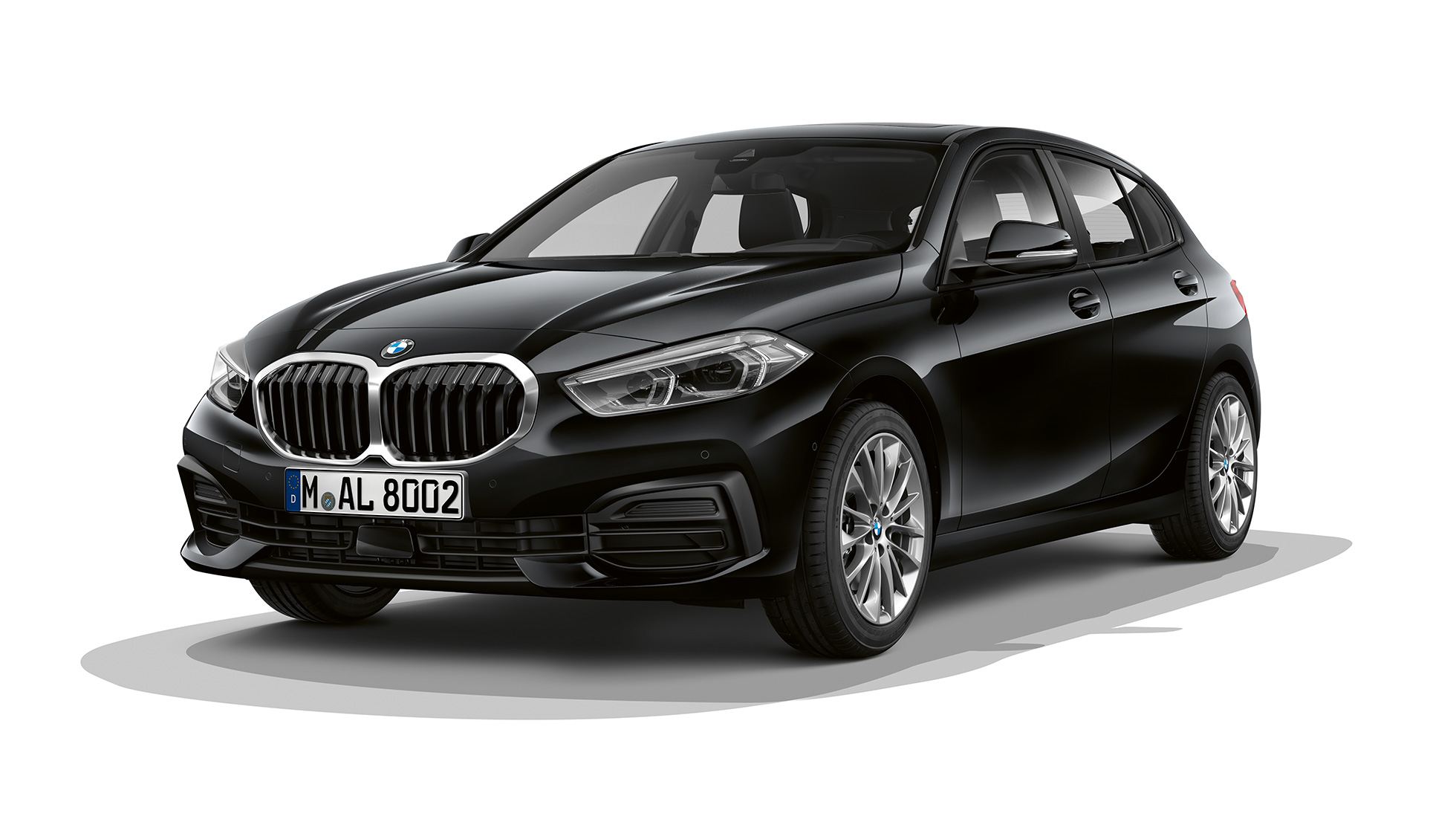 BMW 1. sērijas Advantage modelis, trīs ceturtdaļu priekšējais skats. BMW 1. sērijas Advantage modelis Black krāsā, studijas uzņēmums trīs ceturtdaļu skatā no priekšpuses.