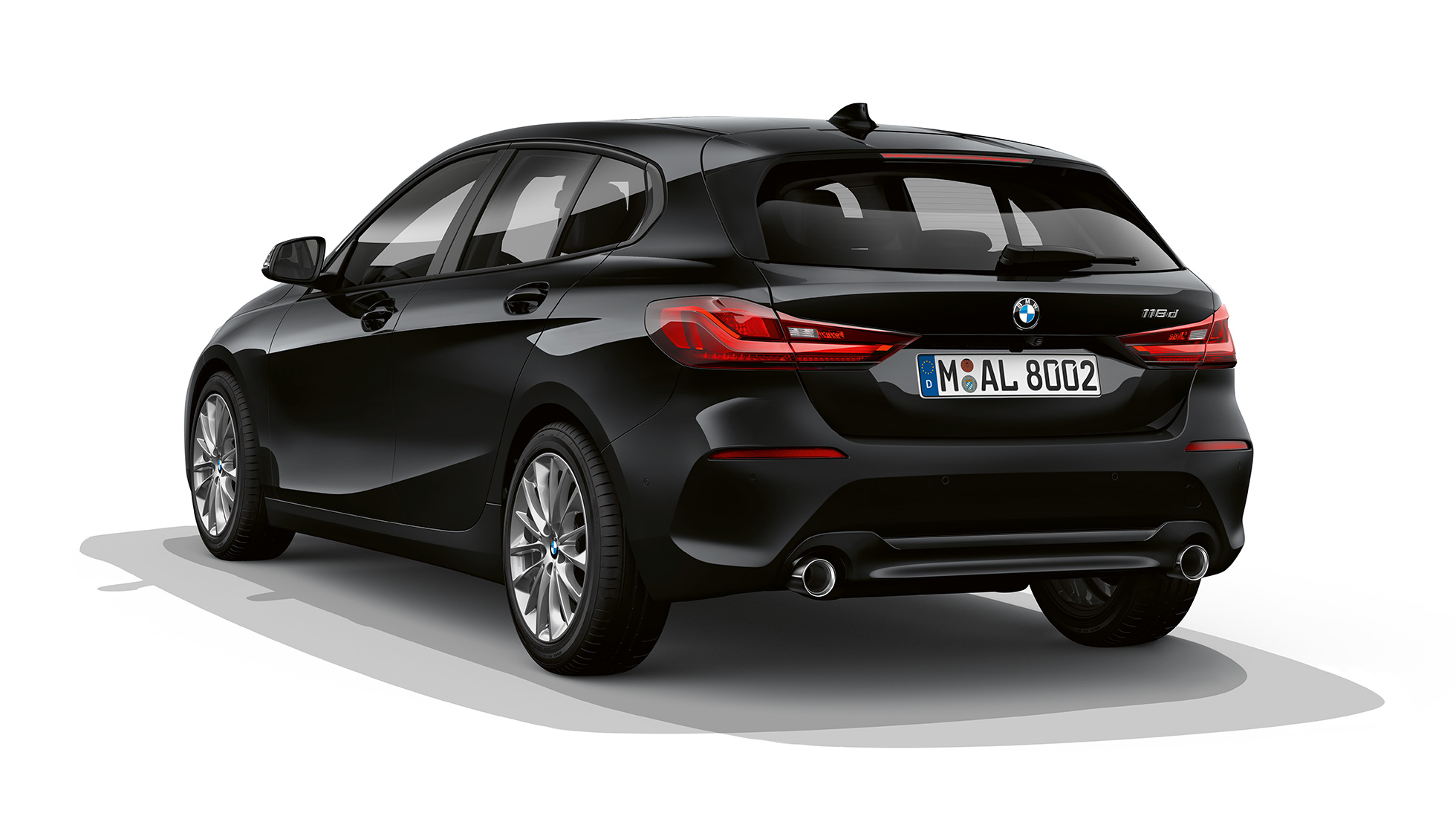 BMW 1. sērijas Advantage modelis, trīs ceturtdaļu priekšējais skats. BMW 1. sērijas Advantage modelis Black krāsā, studijas uzņēmums trīs ceturtdaļu skatā no aizmugures.