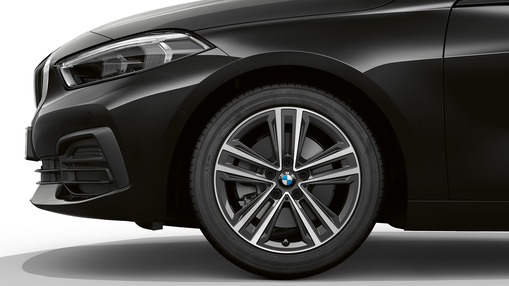 16 collu vieglmetāla diski ar Star-spoke 517 stilu. BMW 1. sērijas Advantage modelis Black krāsā, sānu skats no priekšpuses ar 16 collu vieglmetāla diskiem ar Star-spoke 517 stilu.