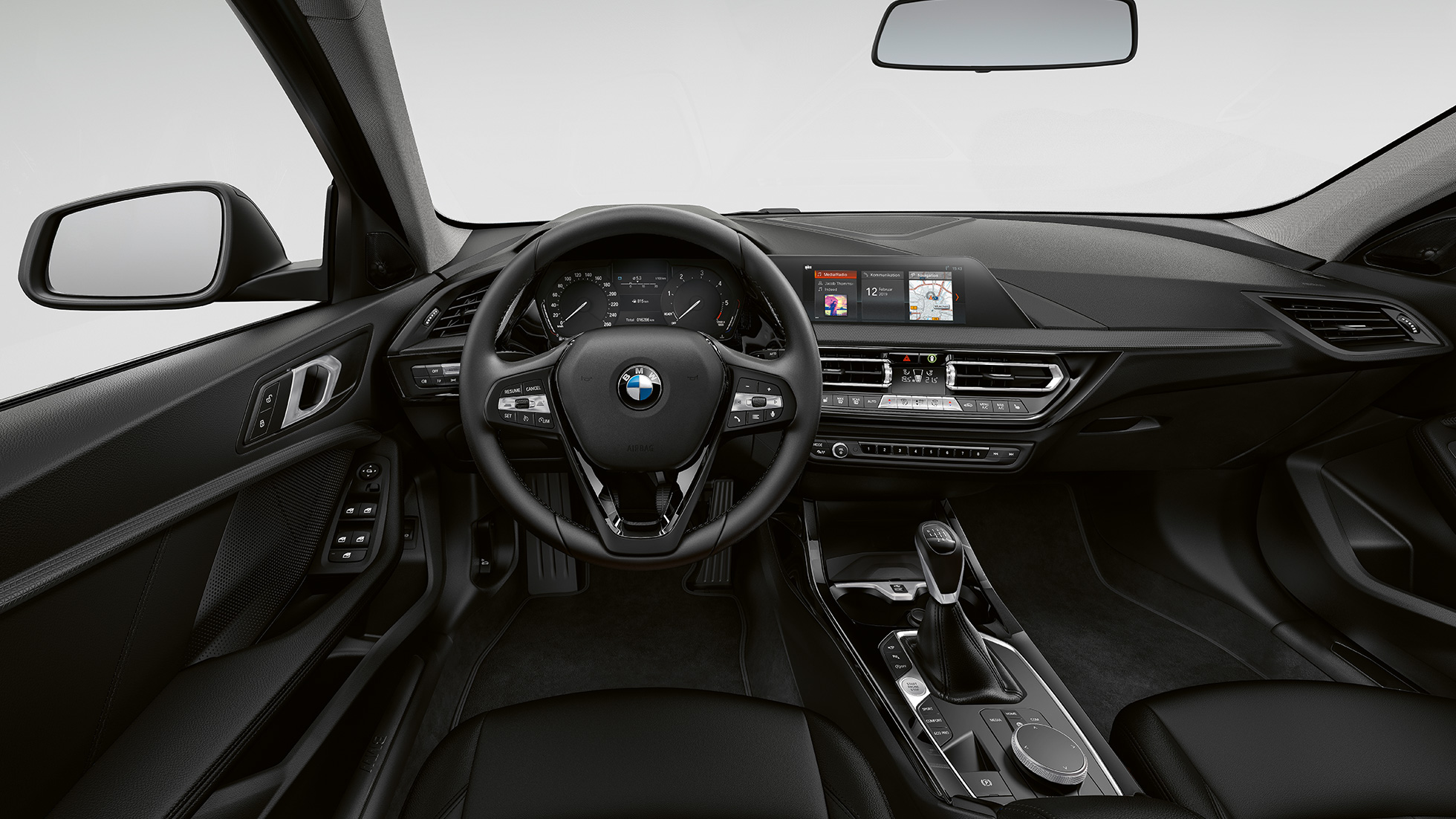 Ādas stūre. BMW 1. sērijas Advantage modelis, kokpits ar ādas stūri.