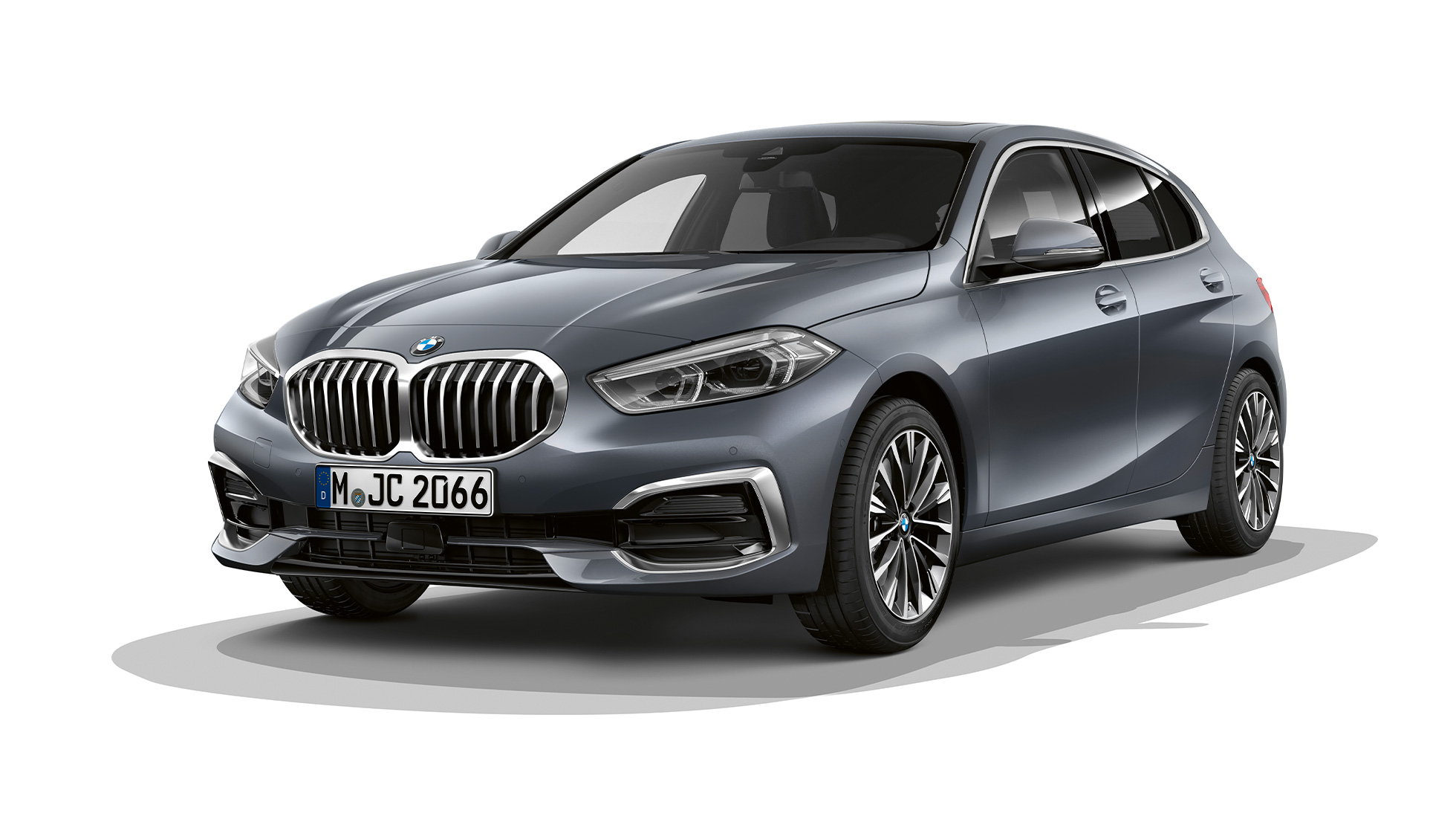 BMW 1. sērijas Luxury Line modelis, trīs ceturtdaļu aizmugures skats. BMW 1. sērijas Luxury Line modelis metāliskā Storm Bay krāsā, studijas uzņēmums trīs ceturtdaļu skatā no aizmugures.