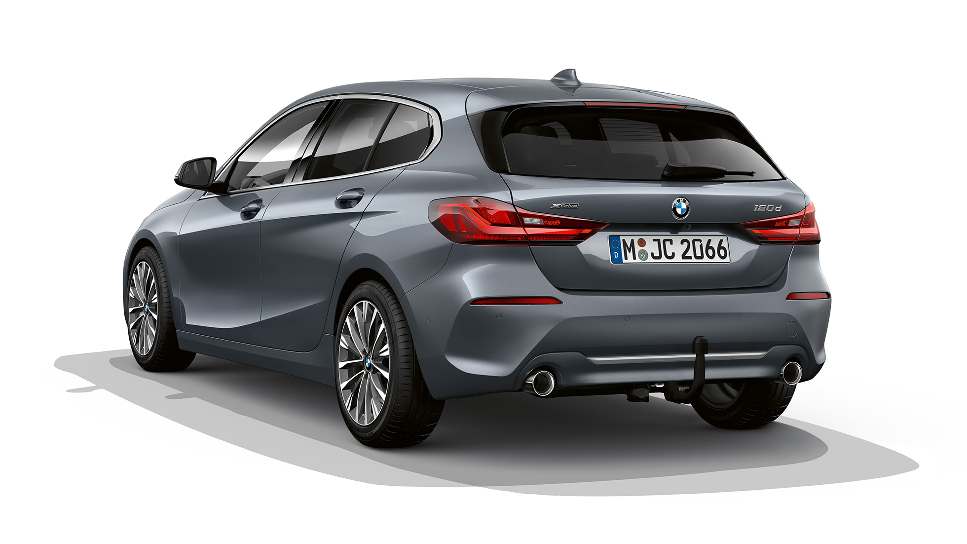 17 collu vieglmetāla diski ar Multispoke 547 stilu. BMW 1. sērijas Luxury Line modelis metāliskā Storm Bay krāsā, sānu skats no priekšpuses ar 17 collu vieglmetāla diskiem ar Multispoke 547 stilu.