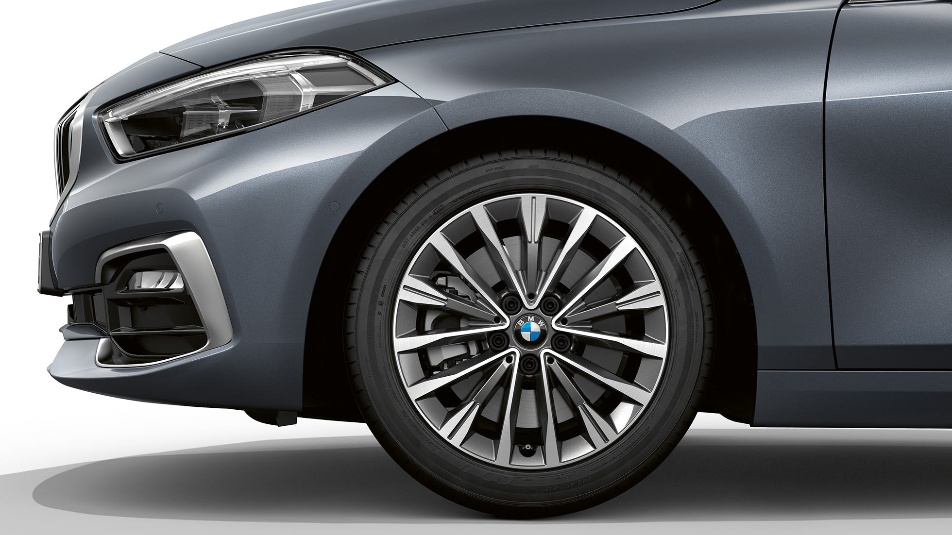 Ādas sporta stūre. BMW 1. sērijas Luxury Line modelis, kokpits ar ādas sporta stūri.