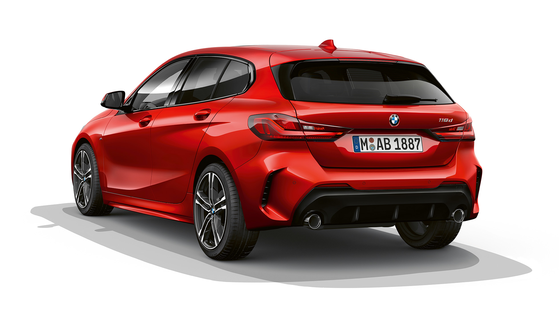 BMW 1. sērijas M Sport modelis, priekšpuse no sāna. BMW 1. sērijas M Sport modelis metāliskā Melbourne Red krāsā, priekšpuse no sāna ar 17 collu M vieglmetāla divtoņu diskiem ar Double-spoke 550 M stilu.