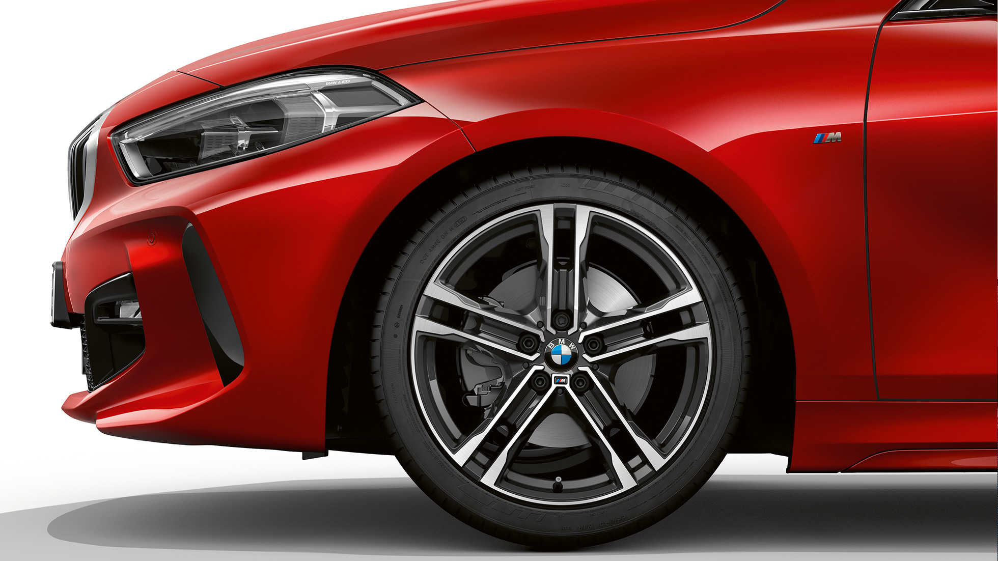 M ādas stūre. BMW 1. sērijas M Sport modelis, kokpits ar M ādas stūri.
