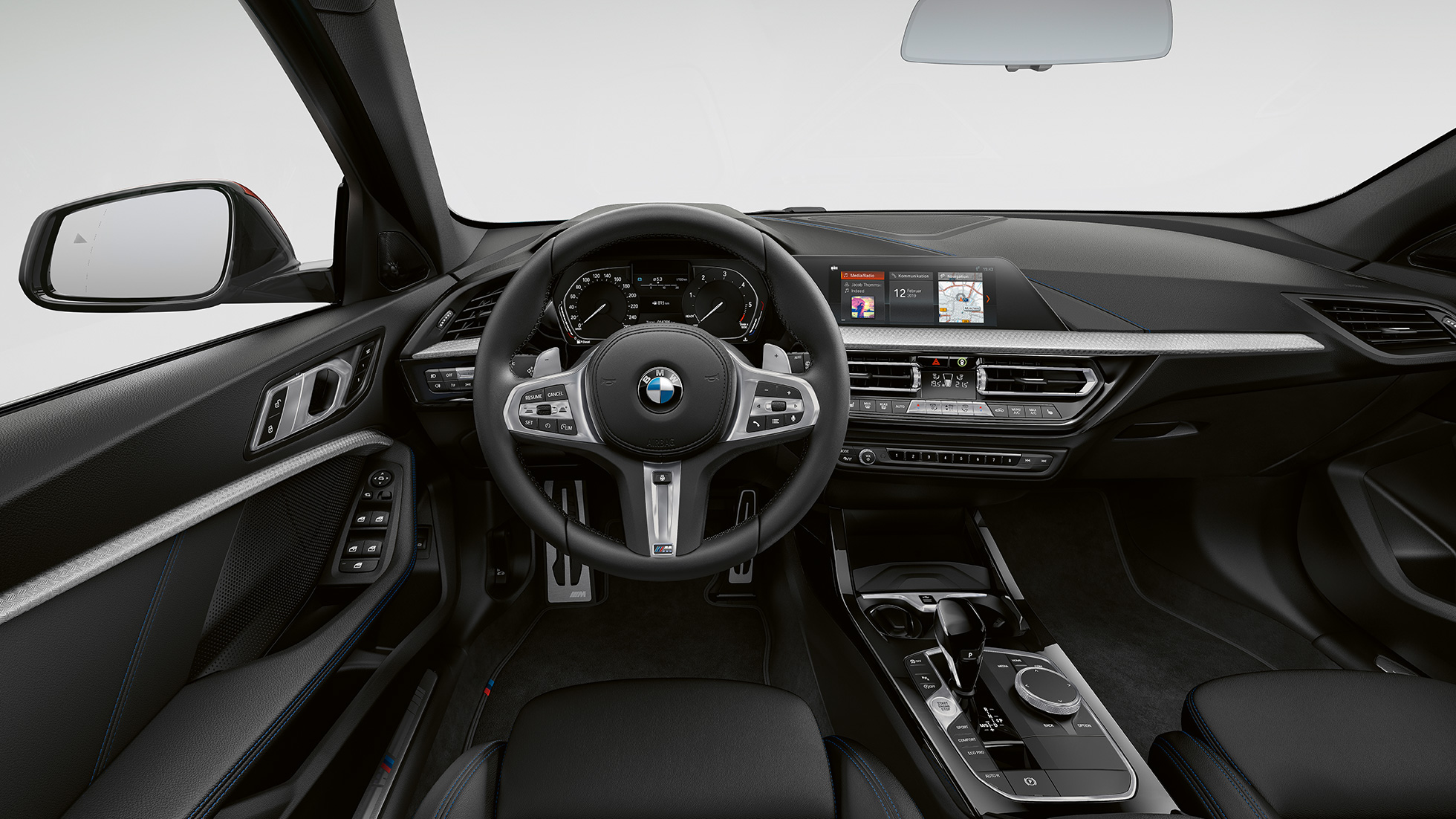 M ādas stūre. BMW 1. sērijas M Sport modelis, kokpits ar M ādas stūri.