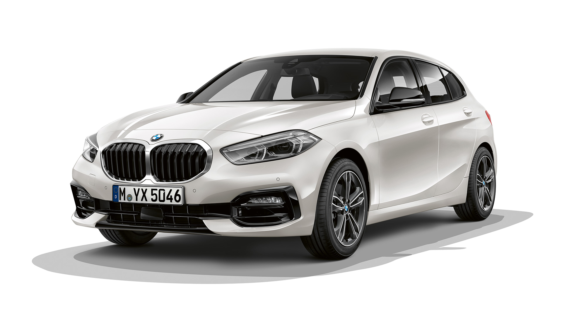 BMW 1. sērijas Sport Line modelis, trīs ceturtdaļu priekšpuses skats. BMW 1. sērijas Sport Line modelis metāliskā Mineral White krāsā, studijas uzņēmums trīs ceturtdaļu skatā no priekšpuses.