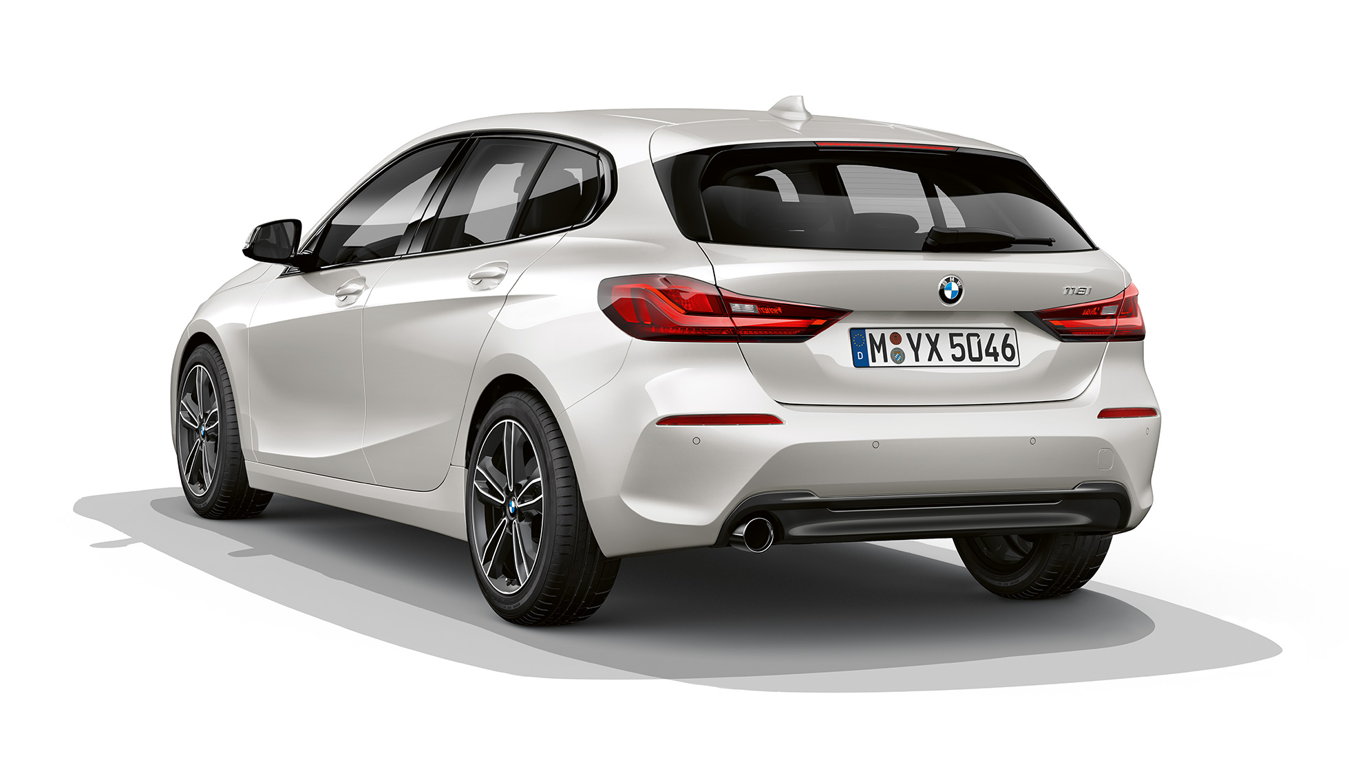 BMW 1. sērijas Sport Line modelis metāliskā Mineral White krāsā, trīs ceturtdaļu aizmugures skats. BMW 1. sērijas Sport Line modelis metāliskā Mineral White krāsā, studijas uzņēmums trīs ceturtdaļu skatā no aizmugures.