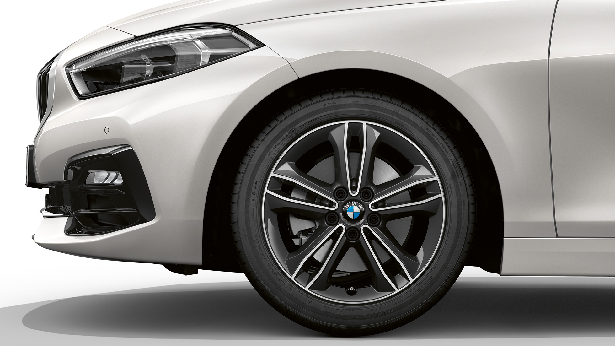 17 collu vieglmetāla diski ar Double-spoke 549. stilu. BMW 1. sērijas Sport Line modelis metāliskā Mineral White krāsā, sānu skats no priekšpuses ar 17 collu vieglmetāla diskiem ar Double-spoke 549 stilu.