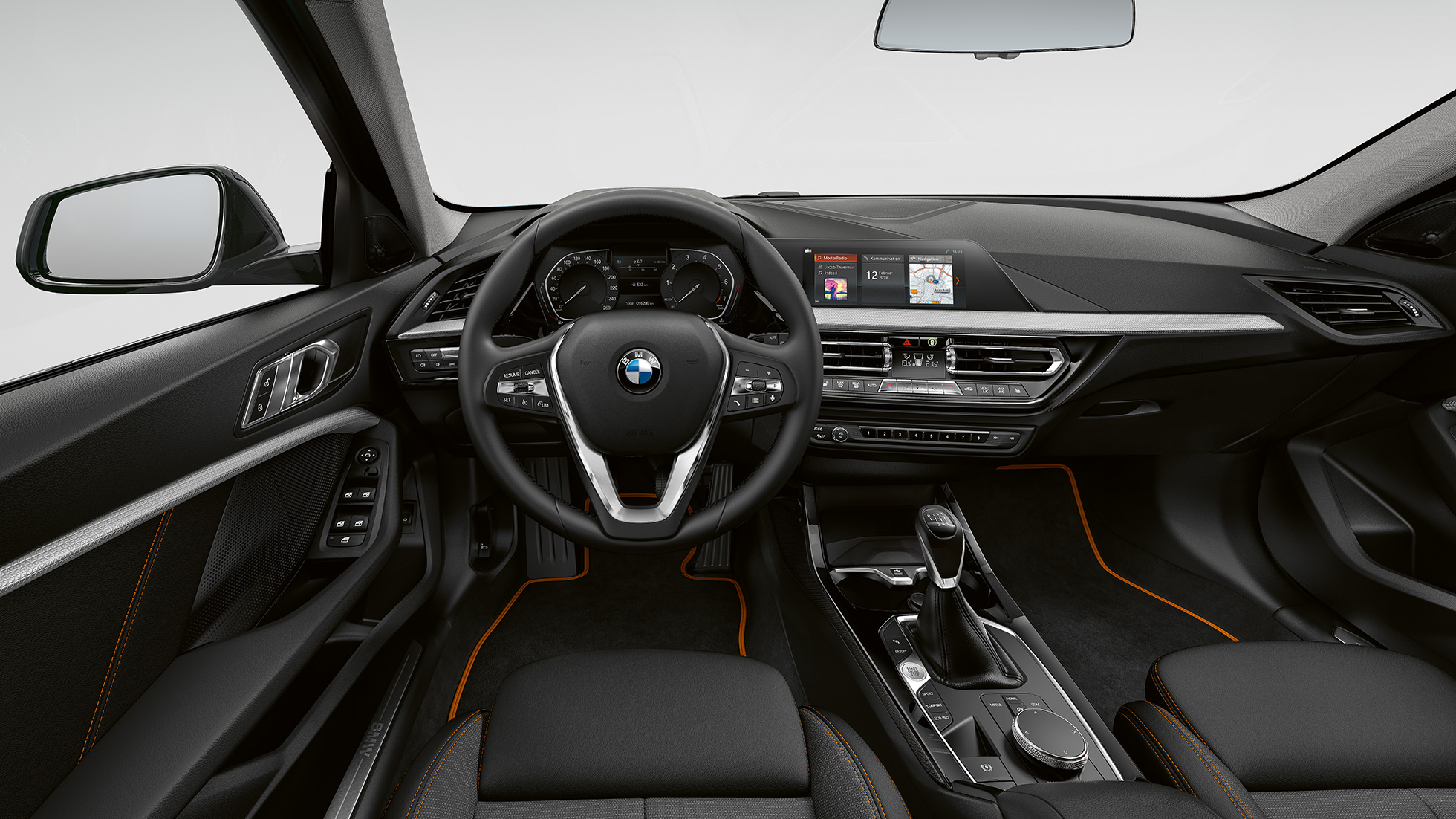 Ādas sporta stūre. BMW 1. sērijas Sport Line modelis, kokpits ar ādas sporta stūri.