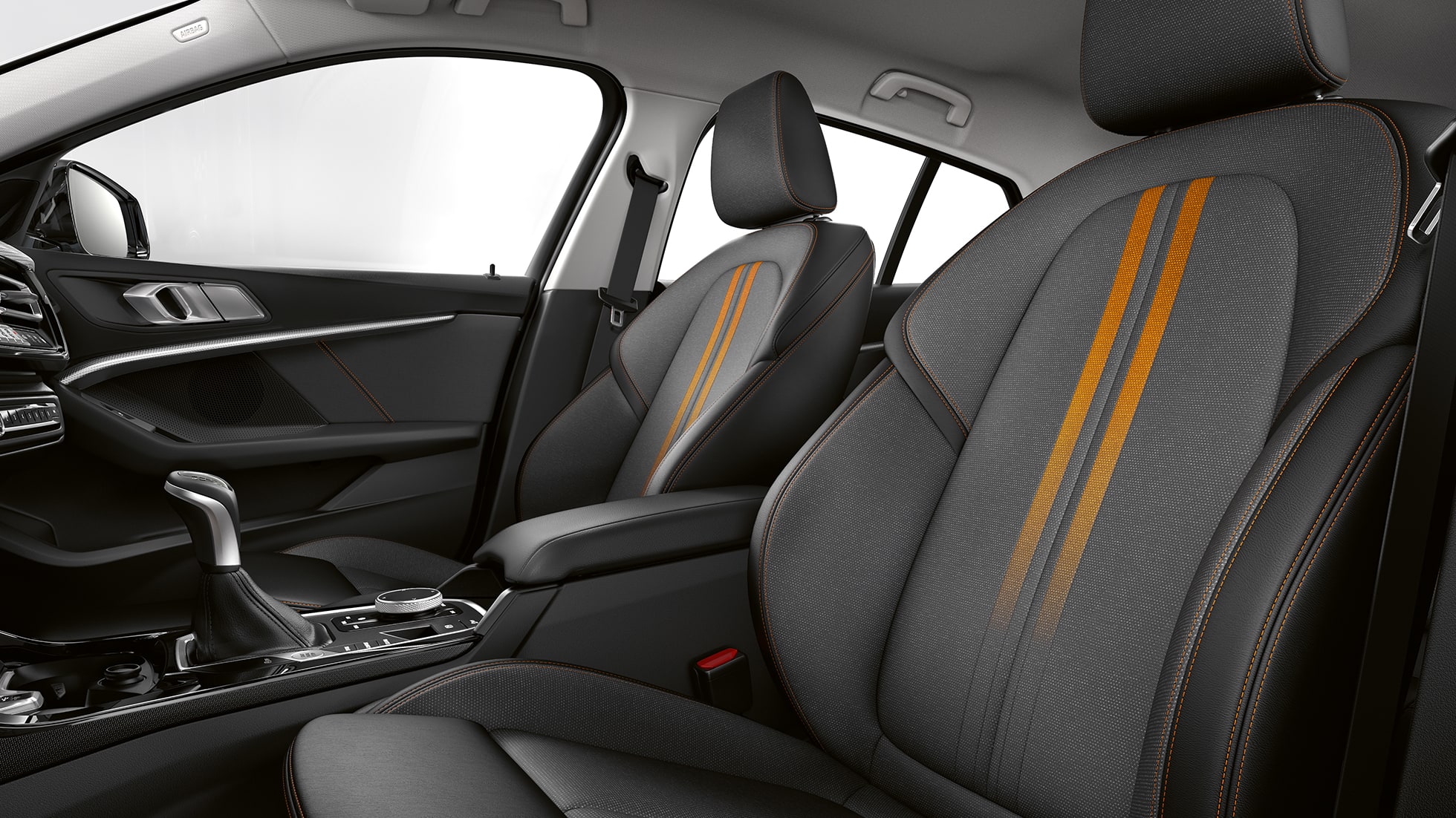 Sporta sēdekļi vadītājam un priekšējam pasažierim. BMW 1. sērijas Sport Line modelis, salons ar sporta sēdekļiem vadītājam un priekšējam pasažierim.
