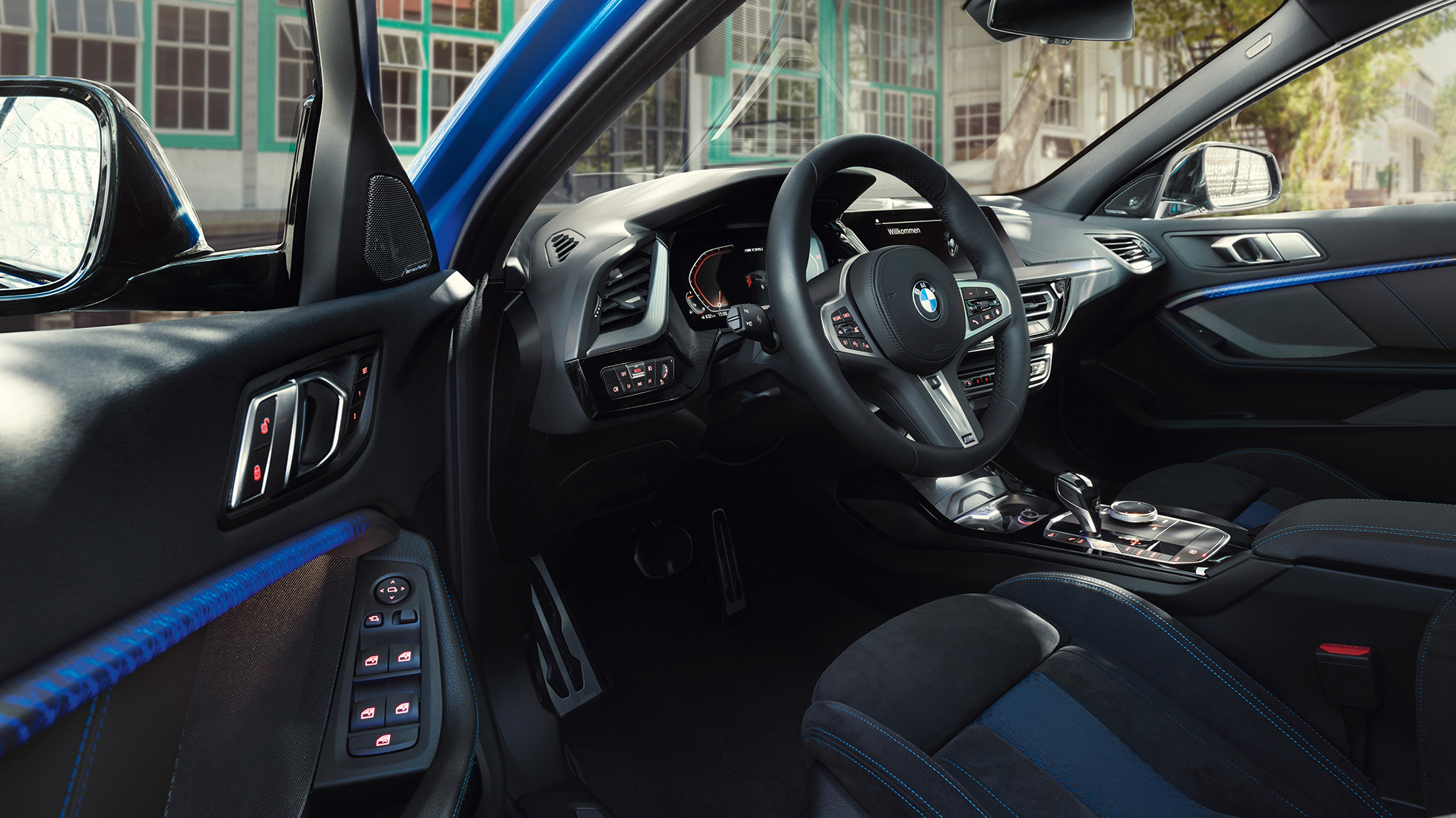 BMW 1. sērijas kokpits. BMW 1. sērijas kokpits ar M ādas stūri ar atvērtām vadītāja durvīm.