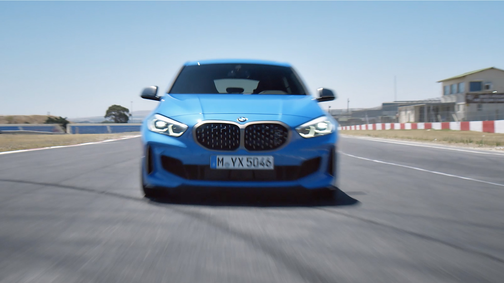 BMW 1. sērijas braukšanas filma. BMW 1. sērijas filma ar dinamiskas braukšanas skatiem.