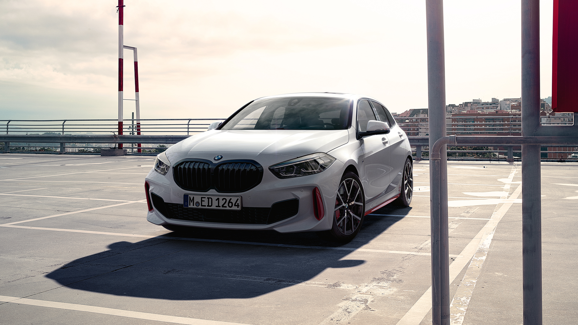 BMW 1. sērijas 128ti, trīs ceturtdaļu priekšpuses skats BMW 1. sērijas 128ti, F40, trīs ceturtdaļu priekšpuses skats, stāvvietas stāvā