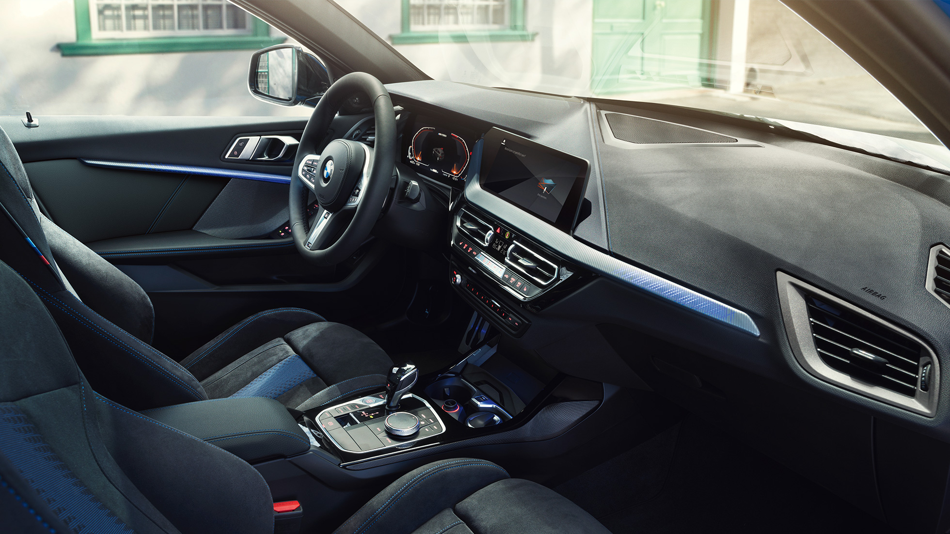 Sportiskās BMW 1. sērijas salons. BMW 1. sērijas kokpits ar M sporta sēdekļiem, M ādas stūri un izgaismotiem salona apdares elementiem.